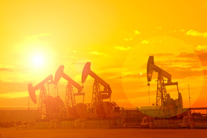 Ľahká americká ropa klesla o päť centov, oslabila aj ropa Brent