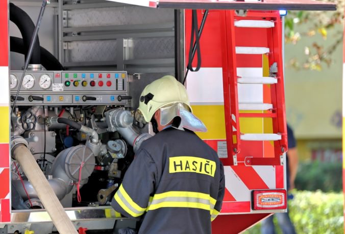 Na Žabom majeri začal horieť trávnatý porast, plamene sa rozšírili k záhradným chatkám