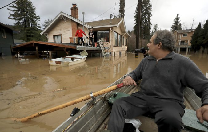 Video: Rieka Russian v Kalifornii po dažďoch zaplavila tisíce domov, viaceré komunity evakuovali