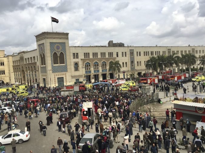 Polícia v Káhire zadržala pre požiar na železničnej stanici dvoch rušňovodičov a ich pomocníkov