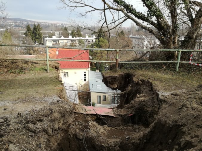 Prasknuté potrubie spôsobilo zosuv časti hradného kopca v Nitre, musia ho staticky spevniť