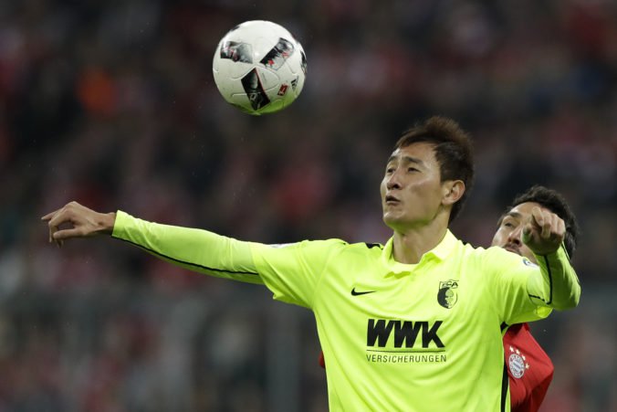 Video: Augsburg tesne zdolal Borussiu, hrdinom zápasu sa stal dvojgólový Či Tong-won