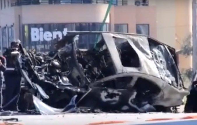 Video: Na parkovisku v južných Aténach vybuchlo auto, požiar zničil aj okolité vozidlá