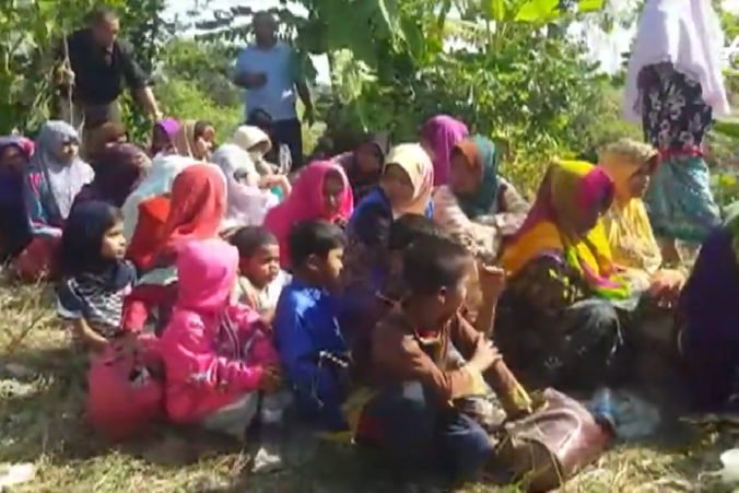 Video: Na pláži v Malajzii našli skupinu hladných a slabých Rohingov, medzi nimi boli aj deti