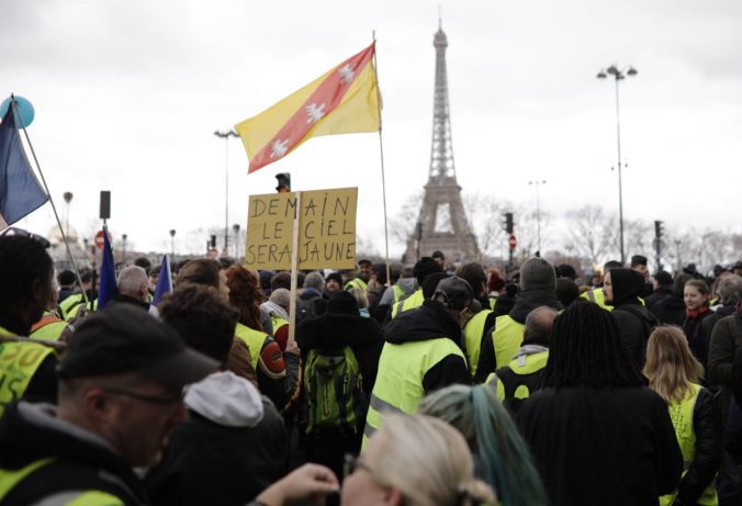 Macron nereaguje na požiadavky, tvrdia účastníci protestu žltých viest v Paríži