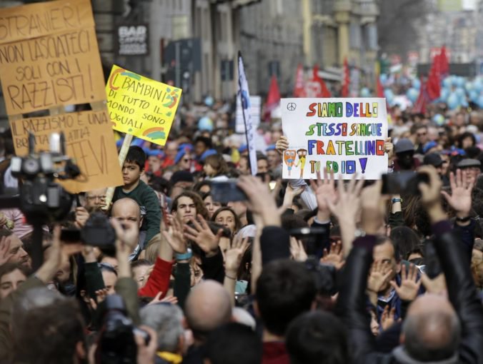 Státisíce ľudí protestovali v Miláne proti populistom, ich politika údajne podporuje rasizmus