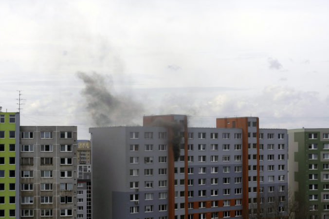 Aktualizované: Hasiči zasahujú pri požiari bytu v Petržalke, obyvateľov pripravujú na evakuáciu (foto)
