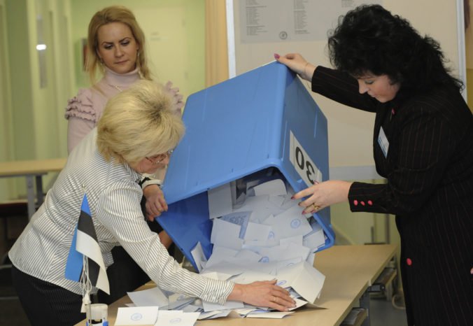 Parlamentné voľby v Estónsku vyhrala liberálna opozícia, občania opäť hlasovali aj cez internet
