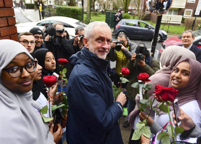 Pred súd sa postaví muž, ktorý hodil vajce do labouristu Corbyna počas návštevy mešity v Londýne