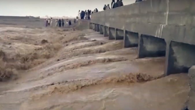 Video: Pri záplavách v Pakistane zahynuli ľudia, voda poškodila domy a odplavila aj dobytok