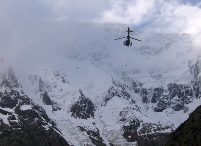 Vojenské vrtuľníky pátrajú po nezvestných horolezcoch, ktorí sa stratili na hore Nangá parbat
