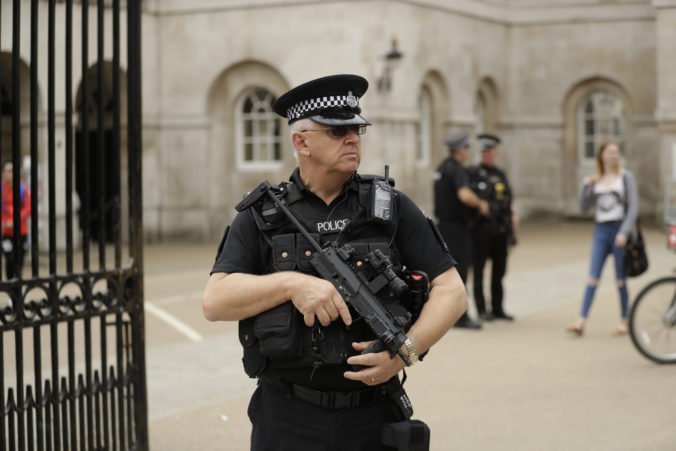Britská protiteroristická polícia vyšetruje tri zásielky nájdené na rôznych miestach Londýna