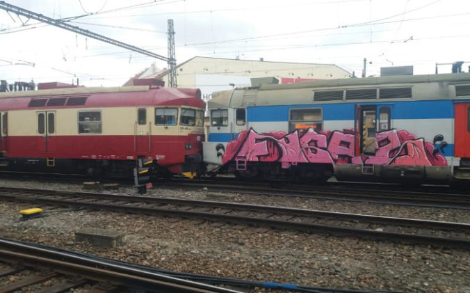 Foto: Pri hlavnej stanici v Brne sa zrazili dva vlaky, evakuovali stovky cestujúcich