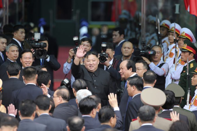 Kim Čong-un sa po summite s Trumpom vrátil do Pchjongjangu, na stanici ho čakala aj čestná stráž