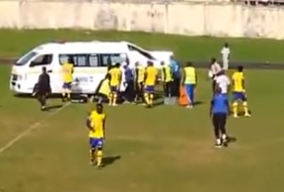 Video: Futbalista dostal počas zápasu infarkt, ale záchranári nemali v sanitke ani defibrilátor