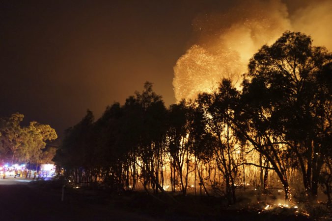 Video: Lesné požiare ohrozujú mestá pri Melbourne, s ohňom bojujú stovky hasičov aj vrtuľníky