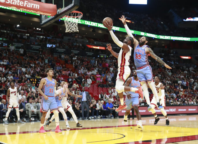 Video: Posledný Phoenix nečakane zdolal lídra NBA, Miami aj San Antonio tesne zvíťazili