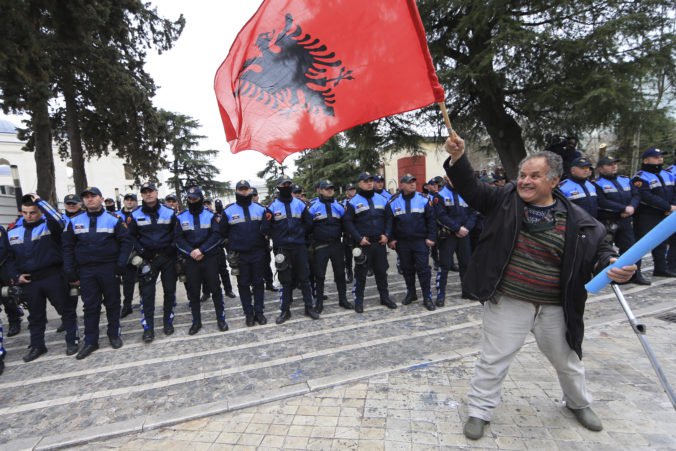 Video: V Albánsku opäť žiadajú rezignáciu vlády, pred budovu parlamentu vyslali stovky policajtov