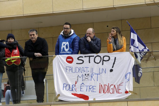 Dozorcovia na protest zablokovali väznice vo Francúzsku, jeden z väzňov dobodal dvoch mužov