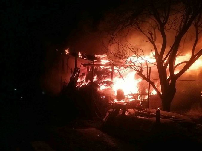 Foto: Hasiči zasahovali pri požiari v obci Kopernica, oheň zachvátil prístavbu rodinného domu