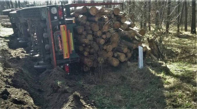 Foto: Na Záhorí sa prevrátil kamión s drevom, na mieste zasahovali hasiči