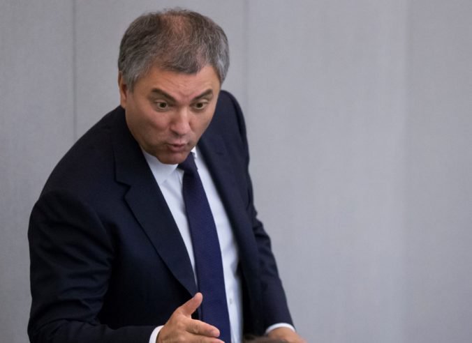 Šéf ruského parlamentu zaútočil na populárneho ministra, prerušil jeho prejav a vynadal mu