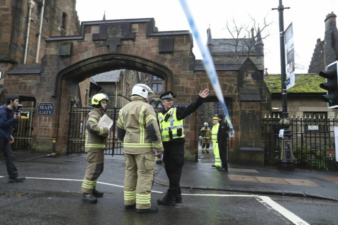 Univerzita v Glasgowe zatvorila viaceré budovy pre podozrivé balíčky, ďalší našli aj v banke