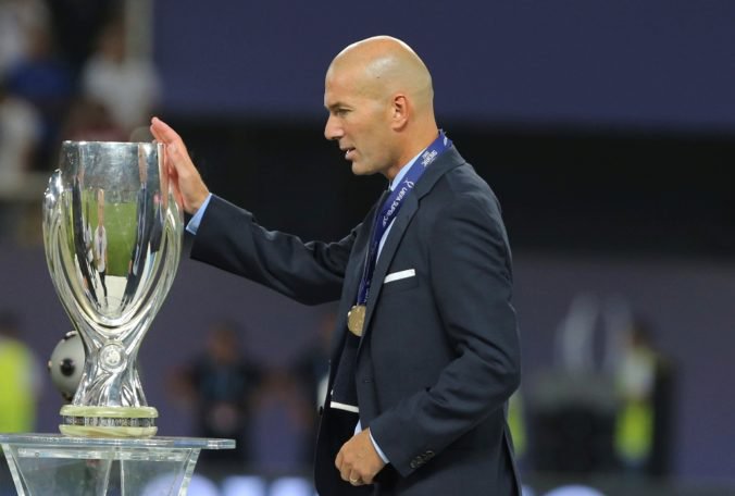 Zinedine Zidane údajne dostal ponuku na návrat do Realu, klub zažíva nevydarenú sezónu