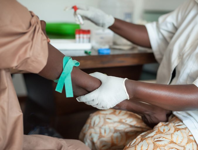 Chorí na ebolu neprichádzajú do liečebných centier v Kongu, boja sa útokov aj polície