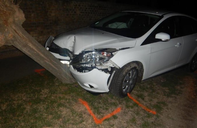 Foto: Opitý šofér Golfu vyletel z kruhového objazdu, ďalší čelne vrazil autom do stromu