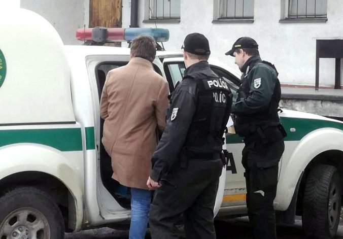 Foto: Polícia chytila opitého Andreja na Porsche Cayenne, pre alkohol už mal zakázané jazdiť