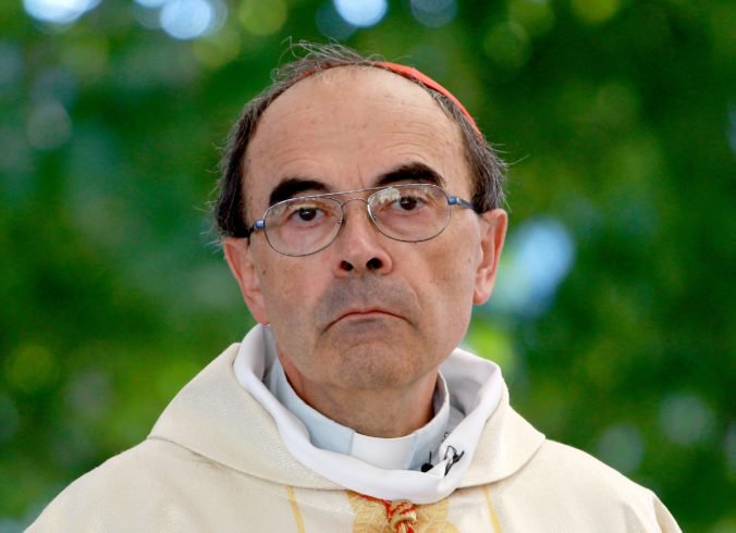 Kardinála Barbarina uznal súd v Lyone vinným, vedel o sexuálnom zneužívaní detí