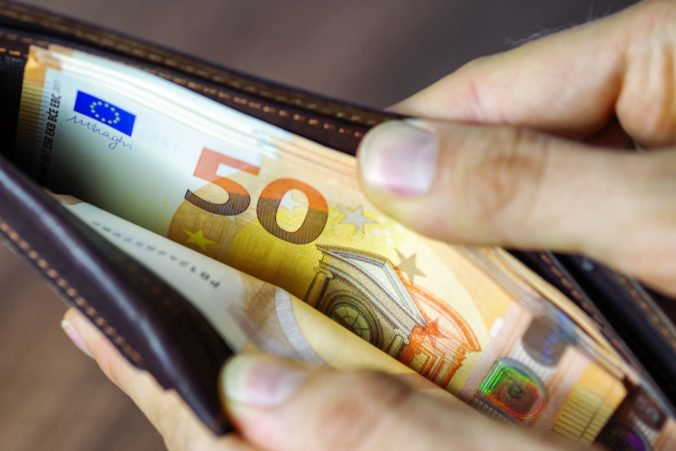 Na Slovensku sa v priemere zarába 1101 eur, ale v desiatich odvetviach sú platy nižšie