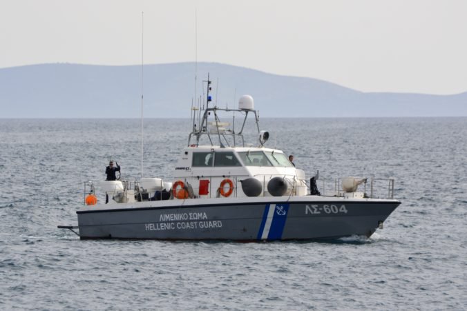 Pri gréckom ostrove Samos sa prevrátil čln s migrantmi, o život prišli aj dvaja chlapci