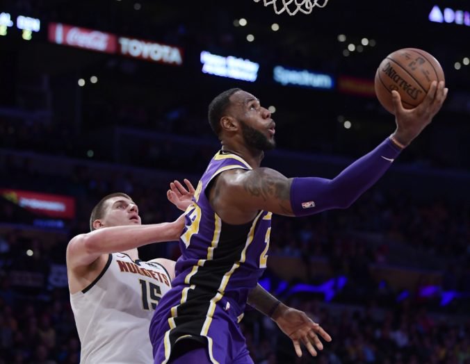 Video: Lakers opäť prehrali, ale LeBron James sa počtom bodov dostal pred Michaela Jordana
