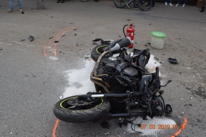 Foto: Tínedžer prišiel o vodičský preukaz, sadol bez dozoru za volant a zrazil sa s motorkou