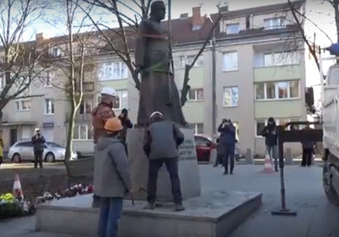 Video: Sochu kňaza podozrivého zo sexuálneho zneužívania v Gdansku odstránili a námestie premenujú