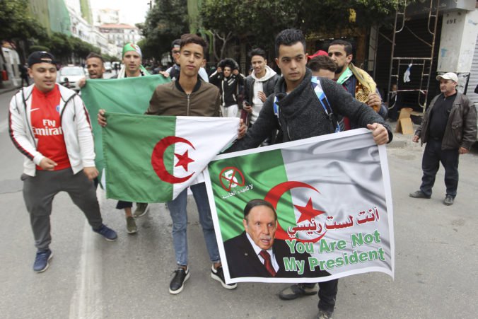 Video: Tisíce ľudí v Alžíre protestovali proti opätovnej kandidatúre prezidenta Butefliku