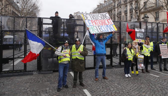 Protesty žltých viest vo Francúzsku pokračujú, ale ich podpora sa znižuje