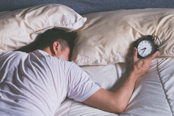 Radi doháňate spánok počas víkendu? Výskum ukázal, aké riziká môže priniesť jeho nedostatok