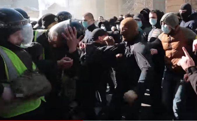 V centre Kyjeva demonštrovali stúpenci krajnej pravice, pri protestoch došlo k bitke s políciou