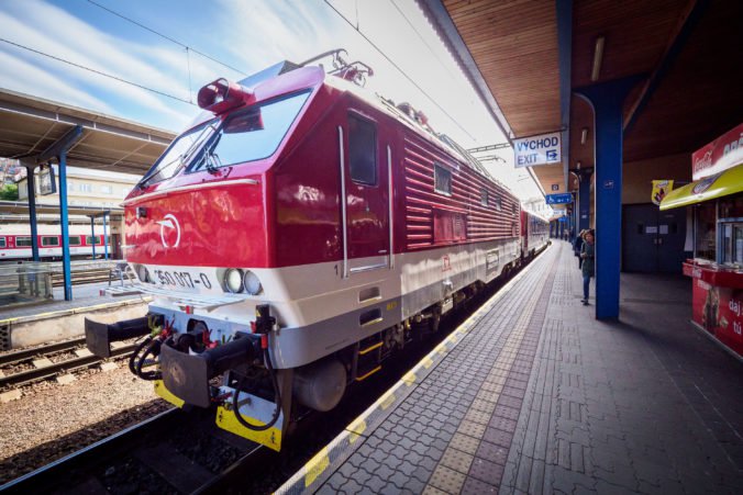 Vlakmi cestuje čoraz viac Slovákov, tvrdia štátne železnice a očakávajú aj vyššie tržby