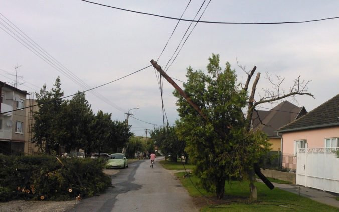 Silný vietor napáchal škody na strednom Slovensku, tisíce domácnosti ostali bez elektriny