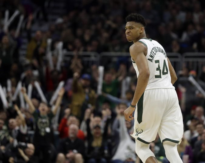 Video: 50. sezónny triumf Milwaukee v NBA, v zápase sa opäť zaskvel Antetokunmpo