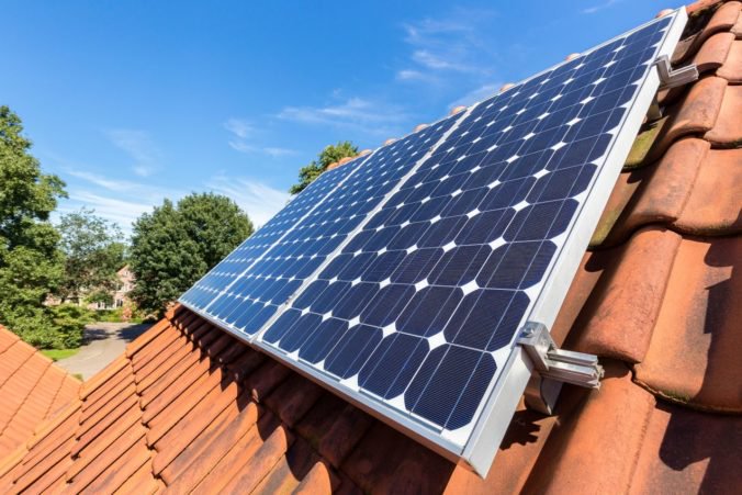Aj bytové domy môžu požiadať o dotáciu na malé OZE a nechať si inštalovať aj slnečné kolektory