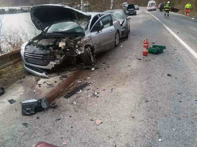 Foto: Pri obci Udiča sa zrazili štyri autá, cestu museli uzavrieť
