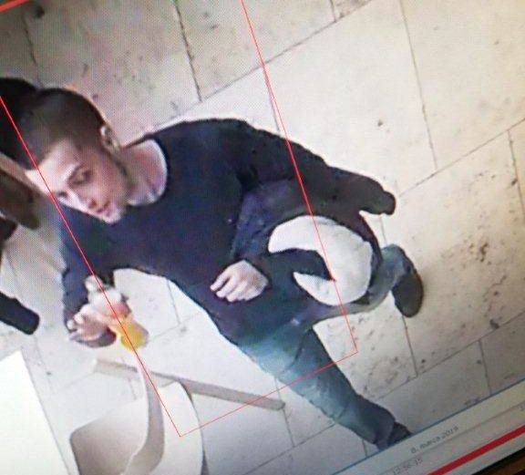 Foto: Žene z kabelky ukradli 400 eur, polícia hľadá muža z kamerových záznamov