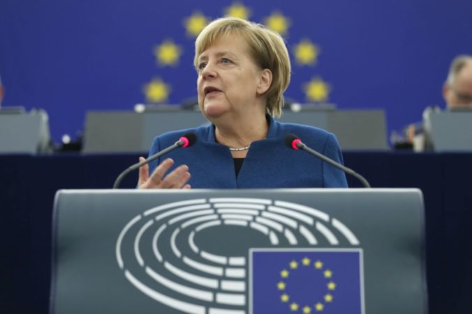Kancelárka Merkelová podporila myšlienku európskej lietadlovej lode