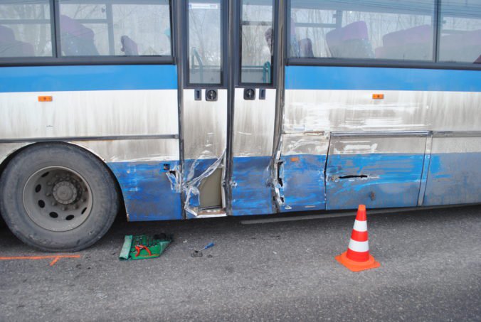 V Brusne sa zrazilo osobné auto s autobusom, v ktorom bolo 29 detí