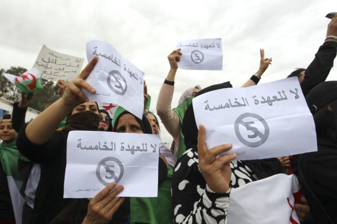 Buteflika nečakane odložil termín prezidentských volieb v Alžírsku a vymenoval nového premiéra
